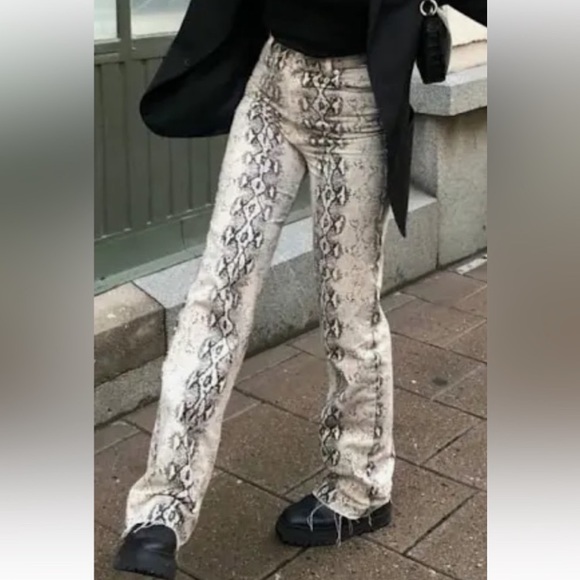 Zara Jeans Snake Print High Waist Straight Raw Hem Cream Black - Picture 1 of 9
